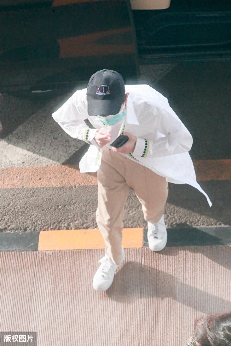 王源现身北京赶行程,一身白衣不露脸也可以帅出天际