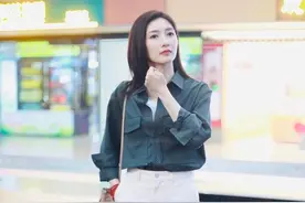 江疏影成熟装更好看，墨绿色衬衫配白裤，潇洒干练气场真足图片