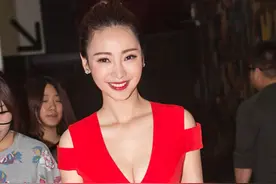 柳岩是真放得开，真空挑战红色紧致礼裙，巧把侧腰挖空，效果意外图片