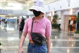 谁也阻挡不了王菊对粉色的迷恋 又黑又胖能怎样？依旧比你时髦图片
