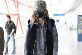 赵薇把“鸳鸯裤”穿火了，灰色毛衣配鸳鸯裤走机场，时髦不止一点图片