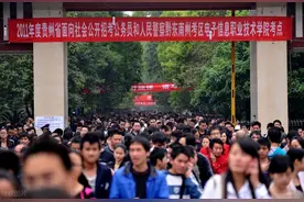 历年公务员招录中，最受国考偏爱的十大专业，经济类才排第二图片