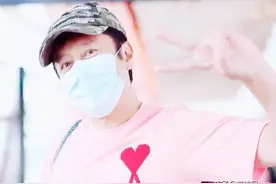 54岁蔡国庆太潮了，穿粉色T恤配印花裤，178高个帅过小鲜肉图片