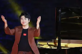 郎朗现身安踏活动，重回钢琴舞台帅气逼人，和拳王一家聊得很开心图片