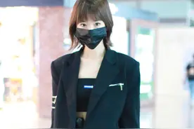 毛晓彤穿搭黑色西装和黑色短裤，短发依旧干练时髦有魅力图片