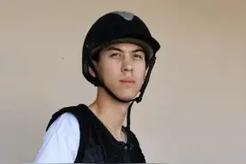 李玲玉混血儿子近照曝光！高颜值撞脸靳东，骑马照贵族范十足图片