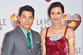 李嘉欣美得招摇，“睡裙”上面还有印花，挨着郭富城气场也不虚图片