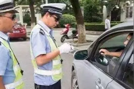 驾驶证和行驶证为啥不能放车里？交警正式发话，知道晚了图片
