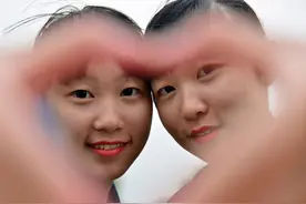 最美双胞胎姐妹图片