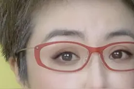 47岁前央视主持张泉灵晒照，头发灰白还浓妆艳抹，自称"老妖怪"图片