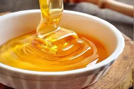 蜂蜜水好喝又营养，但在这个时间点喝只会有坏处图片