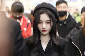 4000年一遇的美女！鞠婧祎机场造型迷人，街拍出现便成焦点图片