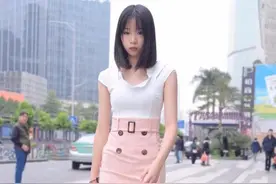 30岁的儿子新交的女朋友，穿清纯“连衣裙”看上去还不错图片
