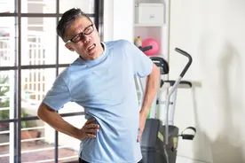 腰突缠了他多年，铁腰板治疗仪让他余生幸福感爆棚图片