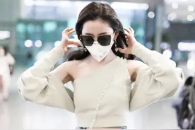 张天爱露肩装大秀锁骨，疯狂整理头发偶像包袱太重图片
