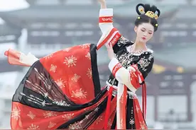12米破裙坦领汉服，露出美美的锁骨，穿在身上显瘦又减龄图片