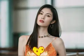 何穗这身材没话说，穿鱼鳞裙秀出“三七比例”，修身剪裁不见赘肉图片