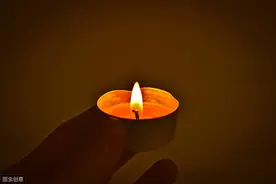 手持蜡烛的你图片