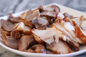 南京60岁大叔胡同煮猪头肉，味胜李鼎记，34年不挪地买的人多图片