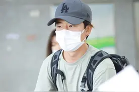 黄轩携女友成都出发 独自推行李箱男友力max图片