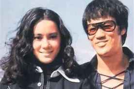 47年前的今天，功夫巨星李小龙猝死在红颜知己丁佩的闺床上图片