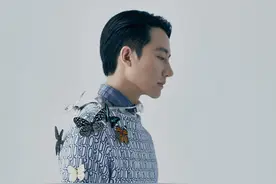 黄轩时尚大片，演绎不同风调，侧颜照独自一档！贵族范十足图片