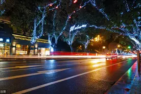空荡荡的街道，无人的夜景，想独自走在路上，这种感觉太久不曾有图片