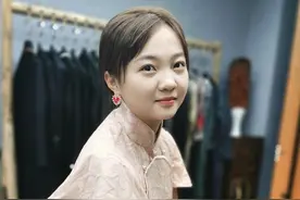 林妙可腰身太圆润，罕见穿旗袍没曲线，腰上赘肉太抢镜图片