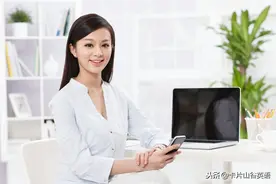 “白手起家”可别翻译成“white hands”啊！那该用英语怎么说？图片