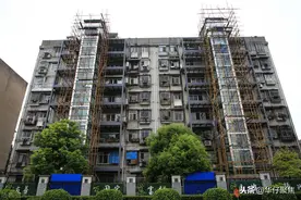 老旧楼房加装电梯，错层入户和平层入户以及共享电梯哪个好？图片