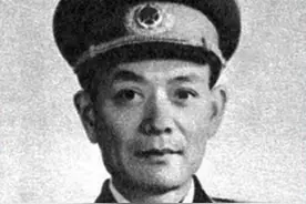 这位开国少将绰号“霹雳火”，左腿中弹还不知道，继续冲锋图片