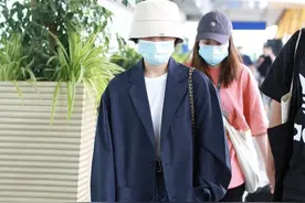 高考后的张子枫现身机场，穿着黑色西装和阔腿裤，一袭穿搭很休闲图片