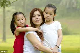 青春期女儿情窦初开，爸妈做好这4点，对女儿的人生起积极作用图片