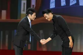 撒贝宁调侃影帝名场面：现场刁难周润发，发哥的回答让他一时语塞图片