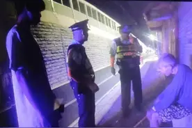 广西一独居老人流浪两日，深夜饿晕街头！两名好小伙出手相救图片