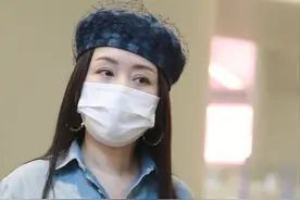 一代甜姐儿”杨钰莹现身上海，双眸含情风韵犹存，气质优雅柔美图片