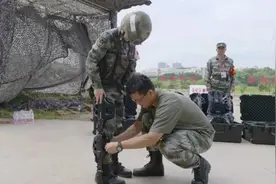 机械外骨骼加持！解放军女兵背着140斤重伤员演训场上健步如飞图片