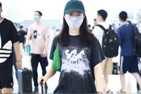 赵今麦穿一件黑色的印花T，搭配棕色长裤，校园风穿搭是准大学生图片