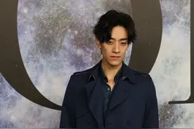 郑云龙出席迪奥活动，双手插兜超帅气，风衣自由不羁图片