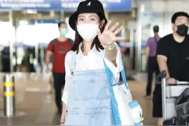 邢菲白色衬衫+牛仔背带裤，一袭打扮元气满满，少女感十足图片