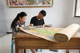 陕西1个智障妈和残疾爸“宅家”挣钱，供双胞胎女儿上大学图片