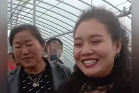 袁庆与大衣嫂罕见同框，早年与大衣哥传绯闻，现两人握手言和？图片