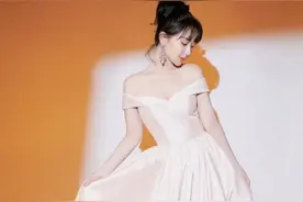 杨紫终于长大了！28岁穿“无痕裙”，蜜桃身材一点都藏不住图片