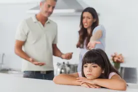 孩子叛逆不听话：女儿玩手机到半夜，我提醒无效，生气又难受图片