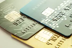 银行卡莫名多了10000000元，他还真敢花光了，没想到三年后被抓图片