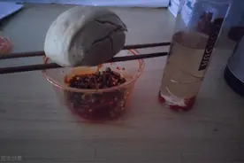 吃馒头就咸菜，四天四夜苦寻父亲，“大海捞针，也要找到他”图片
