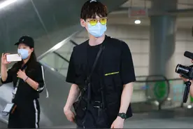 许久不见的白敬亭现身机场，一副黑色系变高冷，低头行走赶路程图片