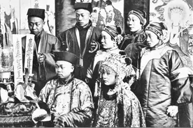 清末广州老照片：新郎新娘祭拜祖先，穷人在乱坟岗等着死去图片