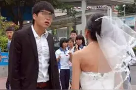 新郎：“婚礼取消！”新娘：“不过是让你学3声狗叫，至于嘛？”图片