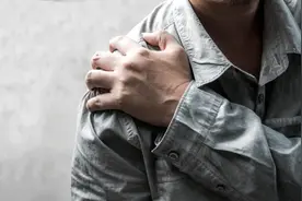 肩膀疼数月，竟查出癌症晚期！50岁以上男性出现这两大症状需警惕图片